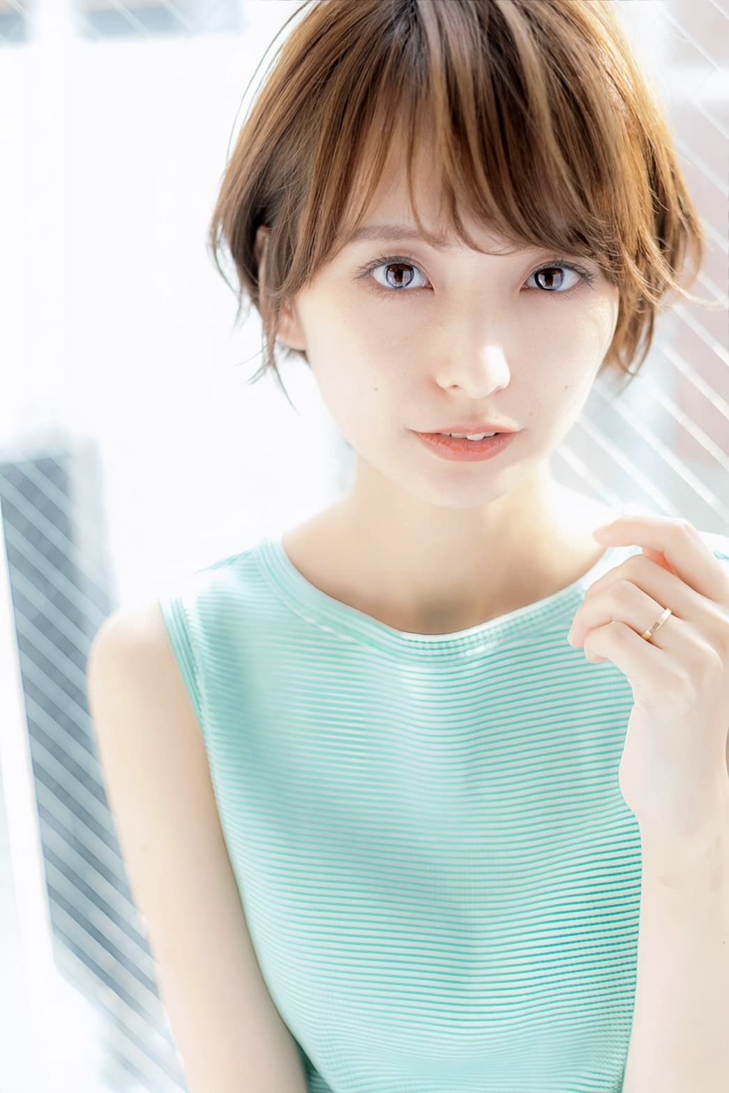 銀座の美容室ROMAの求人向けスタイリストイメージ写真。自然光の中で撮影したショートヘアの女性モデル。