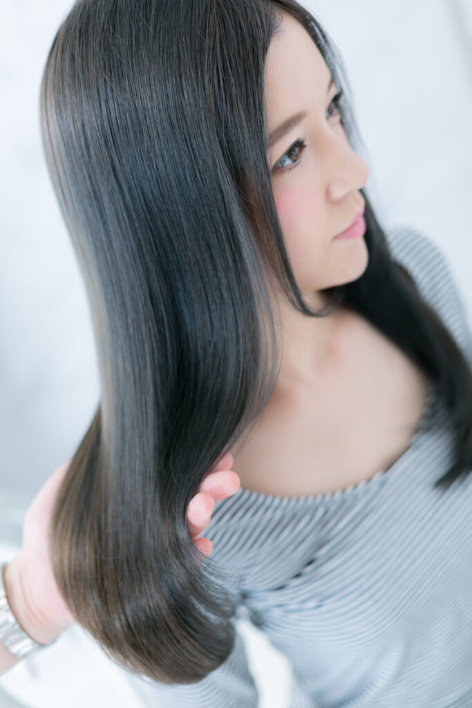 自由が丘で人気の縮毛矯正｜黒髪でも自然に馴染む艶ストレートヘア