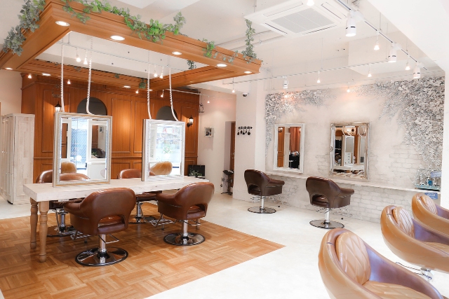 LOREN自由が丘の明るい店内写真|教育・練習がしやすい美容室の環境