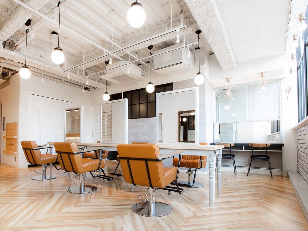 ROMA銀座の明るく清潔な店内写真|働きやすい美容室の雰囲気が伝わる内装